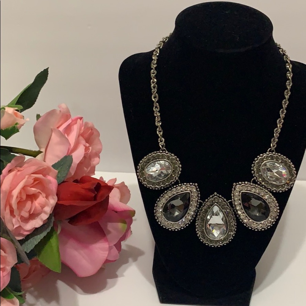 Elegant silver/gray necklace with stones 💫